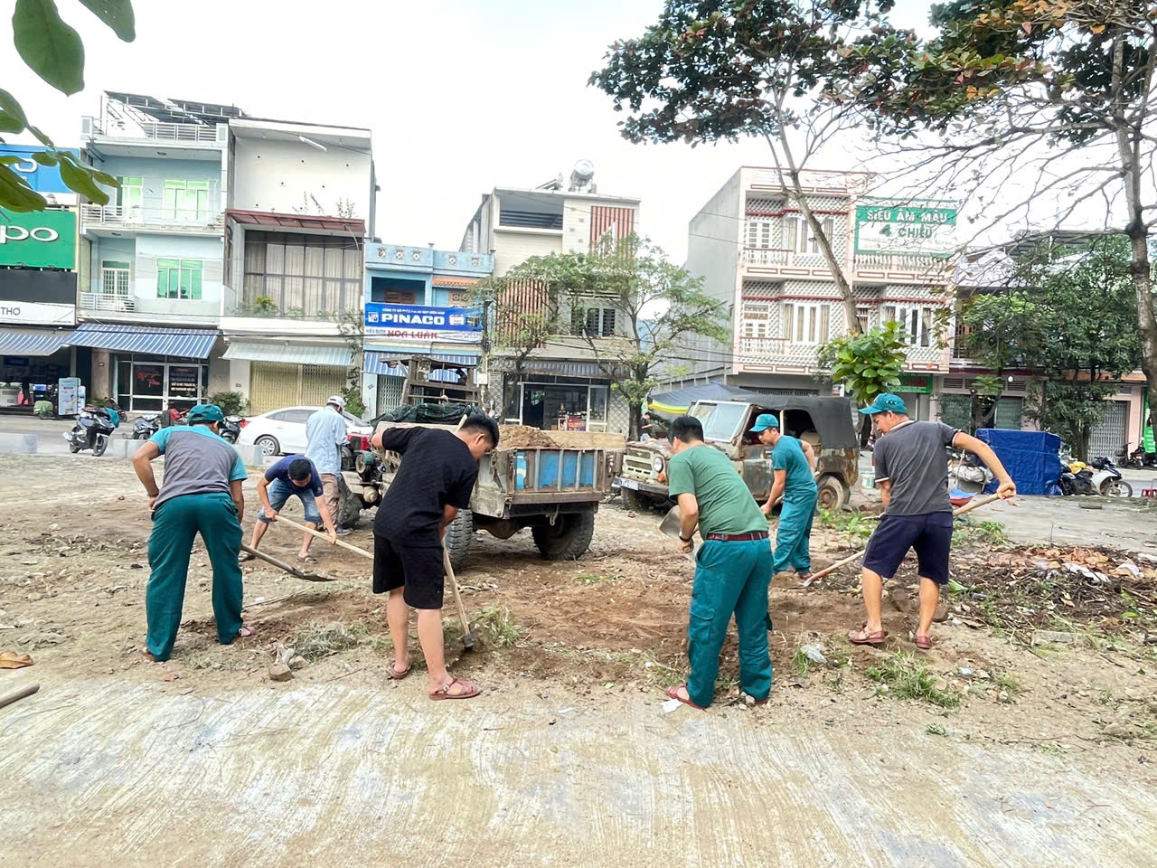 Các đồng chí cán bộ, công chức, đoàn viên, hội viên đưa đất, đá lên xe